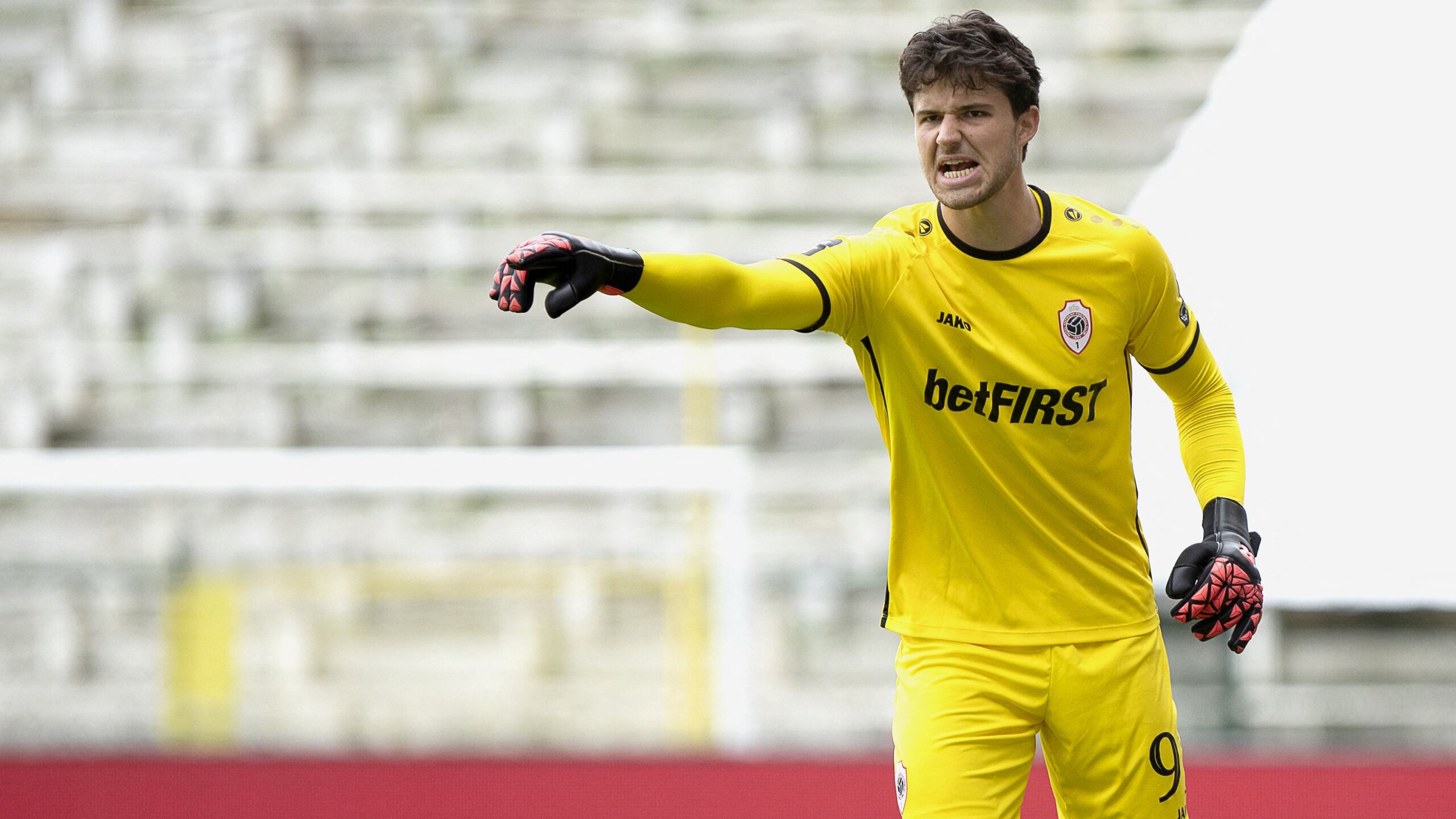 Man Utd Pursue Senne Lammens Amid Ongoing Goalkeeper Crisis 2 GettyImages 2164810409 scaled