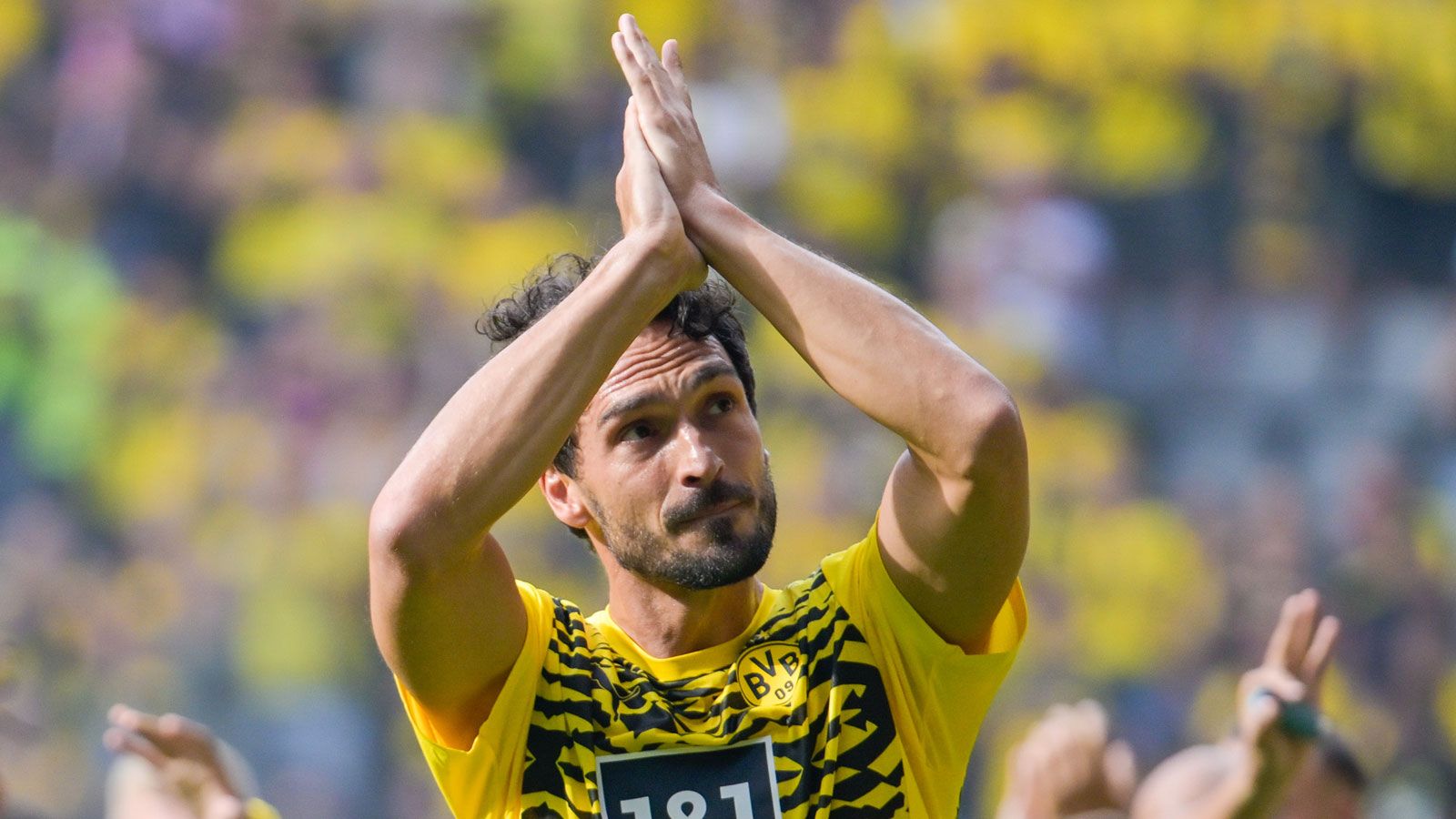 Hummels Bids Emotional Farewell to Borussia Dortmund 5 2 2