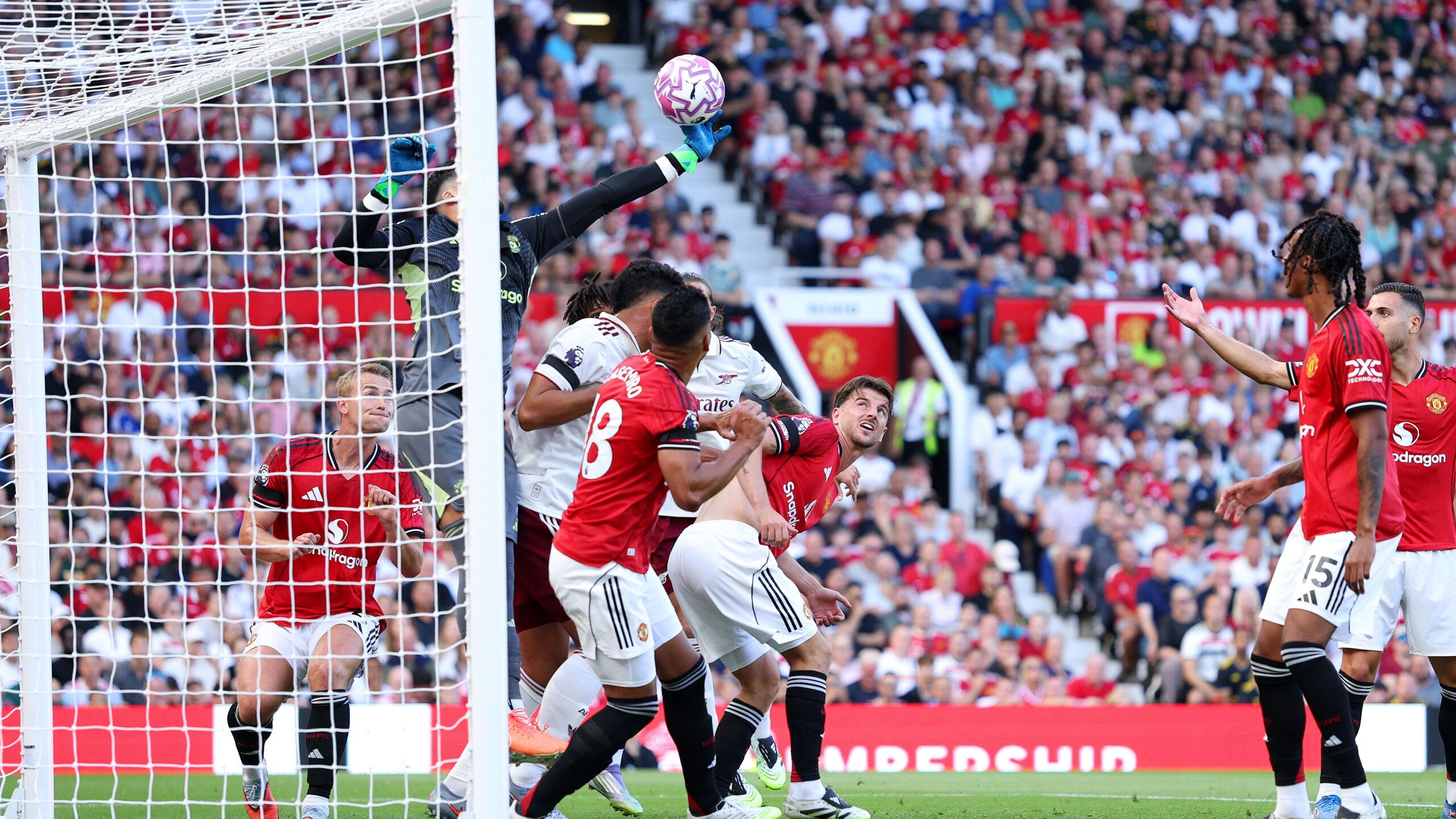 Goalkeepers Raise Concerns Over New Premier League Ball 1 GettyImages 2230614384 scaled