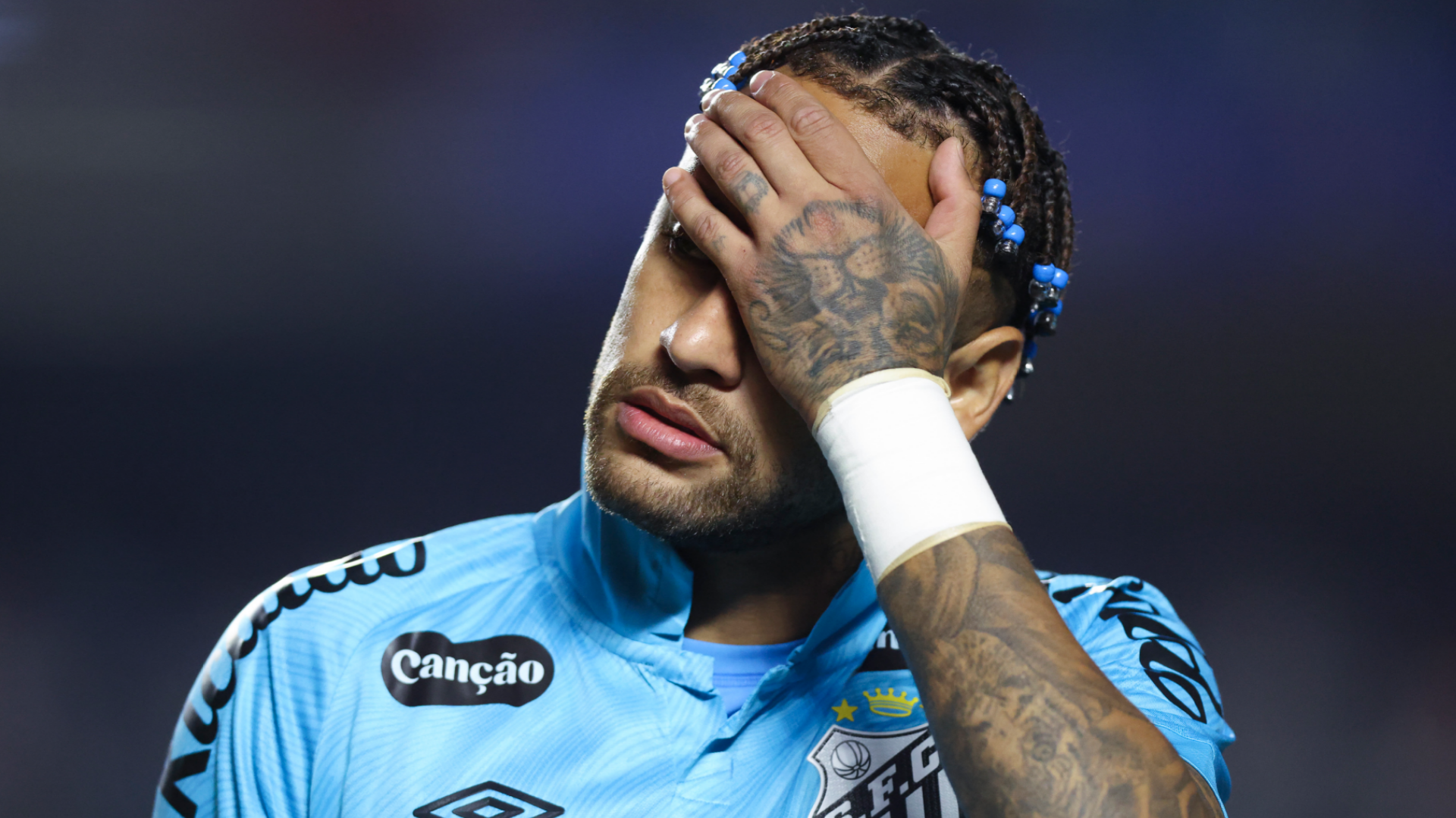 Neymar Slams Artificial Pitch After Injury in Santos vs Atletico Mineiro 9 GOAL20 20Blank20WEB20 20Facebook20 202025 09 15T084919.371