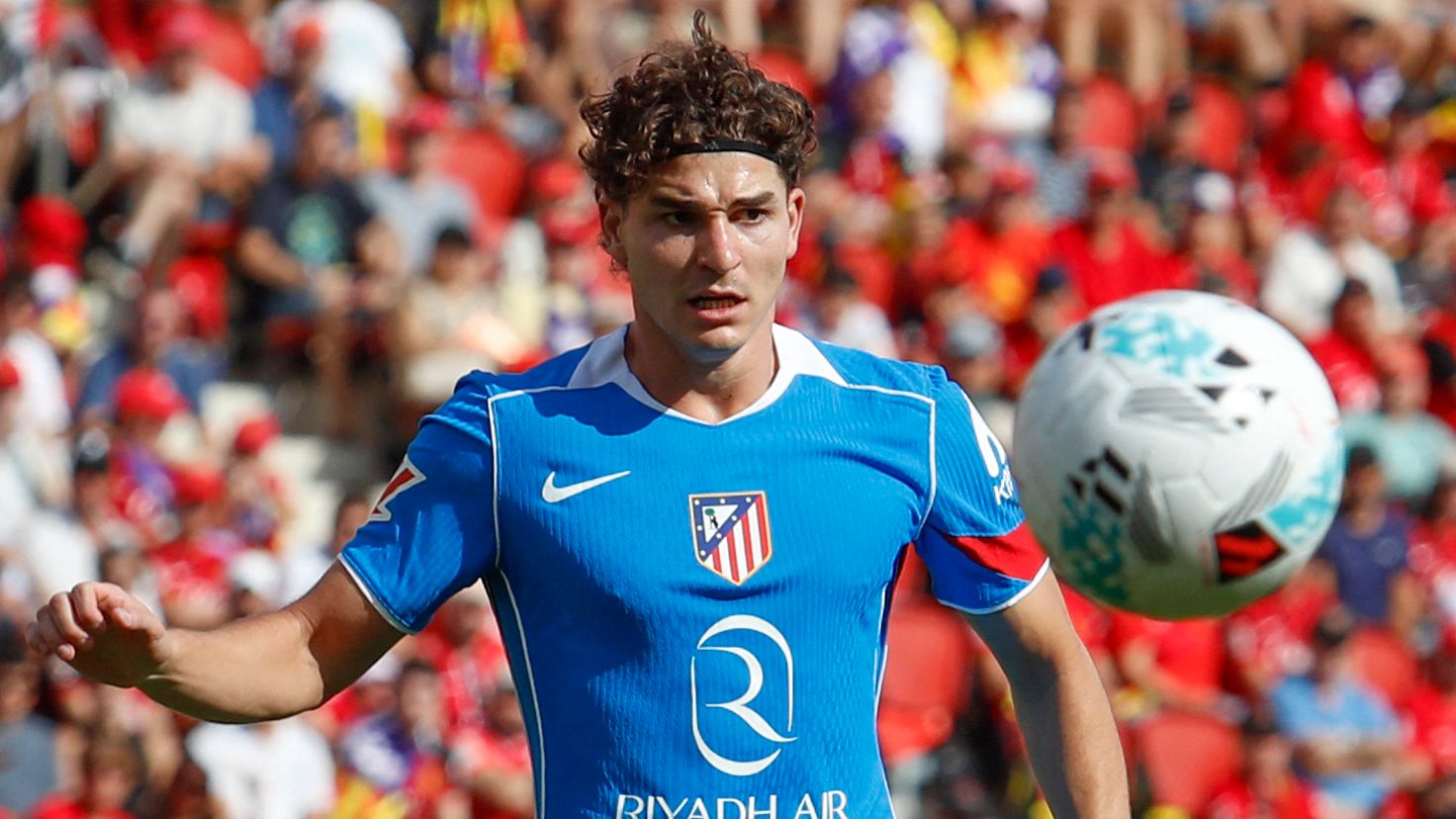Julian Alvarez Substitution Sparks Controversy in Atletico Madrid Match 8 GettyImages 2236077292
