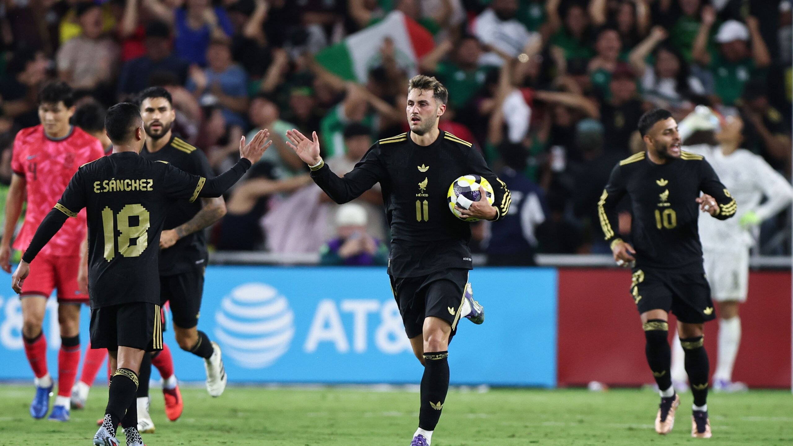 Santi Giménez Leads Mexico Squad as Raúl Jiménez Misses Out 3 GettyImages 2234591866 scaled