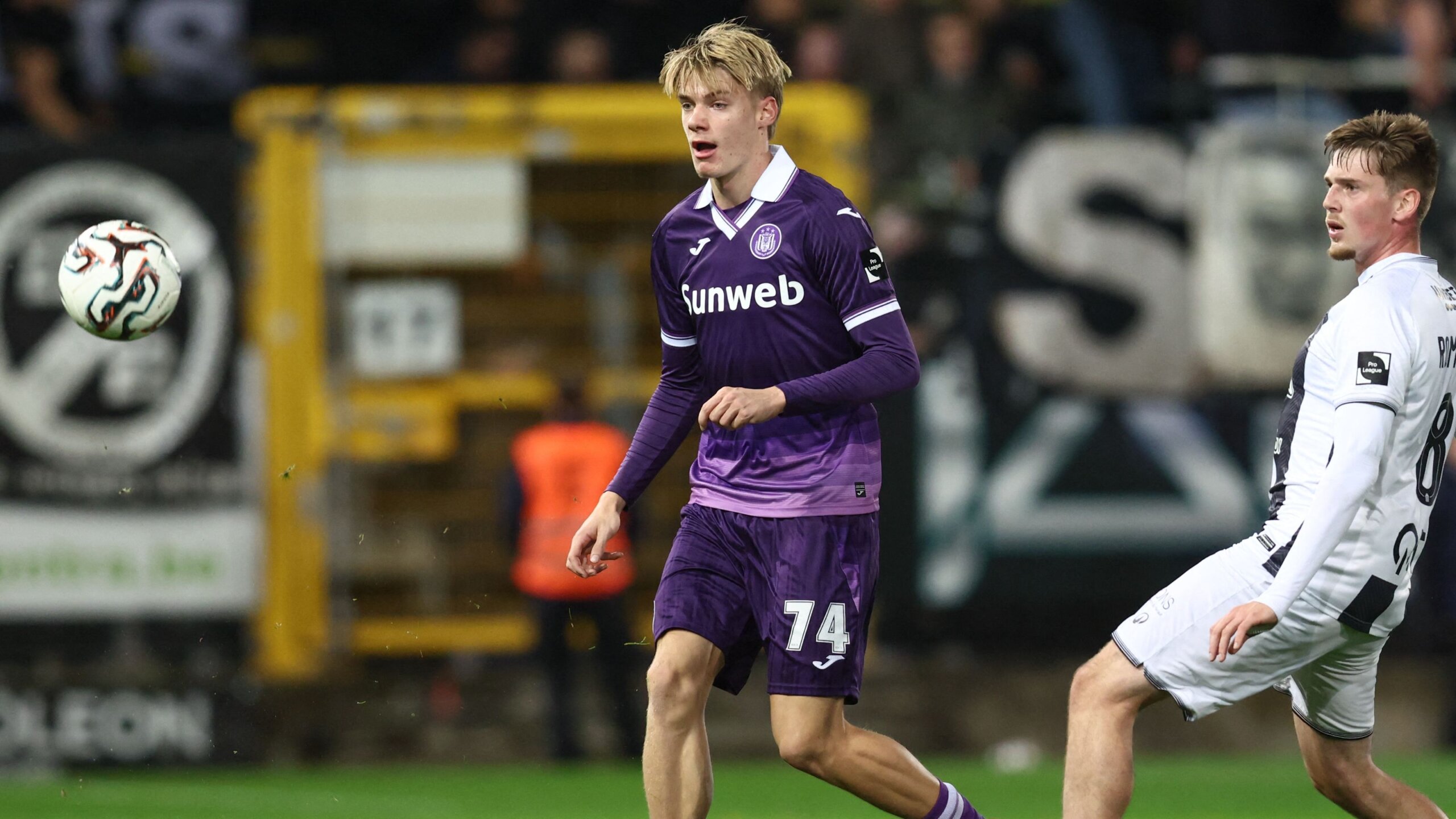 Bayern Munich and Borussia Dortmund Battle for Nathan De Cat 2 GettyImages 2242699457 scaled